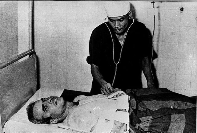 Tù binh John McCain được bác sĩ Việt Nam chữa bệnh trong thời gian ông bị giam giữ ở Hà Nội. Ảnh: Getty Images.