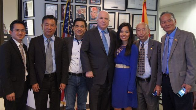 Thượng nghị sĩ John McCain gặp gỡ với nhạc sĩ Trúc Hồ và một nhóm đại diện của người Việt Nam tị nạn định cư tại Mỹ. Ảnh: SBTN.