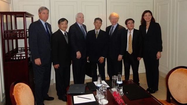 Thượng nghị sĩ John McCain gặp gỡ với các nhà hoạt động dân chủ Nguyễn Văn Đài, Phạm Hồng Sơn và Lê Quốc Quân trong một chuyến thăm tới Việt Nam. Ảnh: FB Lê Quốc Quân.