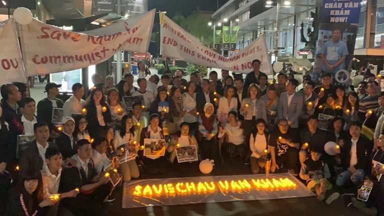 The family and supporters of Australian Van Kham Chau, a pro-democracy activist, gather for a candlelight vigil in Sydney. Source: SBS News