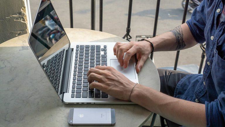 Comment les trolls d’État Vietnamiens sapent la liberté d’expression et la démocratie