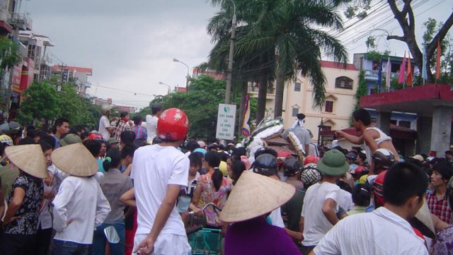 Dân chúng tụ tập đông đảo trước cổng UBND tỉnh Bắc Giang phản đối CSGT đánh chết một thanh niên khi xe chở quan tài nạn nhân đến nơi. Ảnh: vietcatholic.net