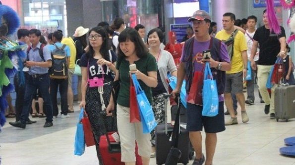 Lượng du khách Trung Quốc đến Việt Nam ngày càng tăng đồng thời mang theo nhiều hệ lụy. Ảnh bizlive.vn