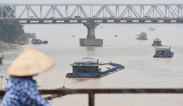Những chiếc thuyền chở cát trên sông Hồng ở Hà Nội hôm 2/8/2017. Ảnh: AFP