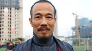 Thầy giáo Vũ Hùng là trường hợp đầu tiên trong giới đấu tranh bị câu lưu, tạm giam từ tháng 1/2018 và gán ghép tôi danh “cố ý gây thương tích”.