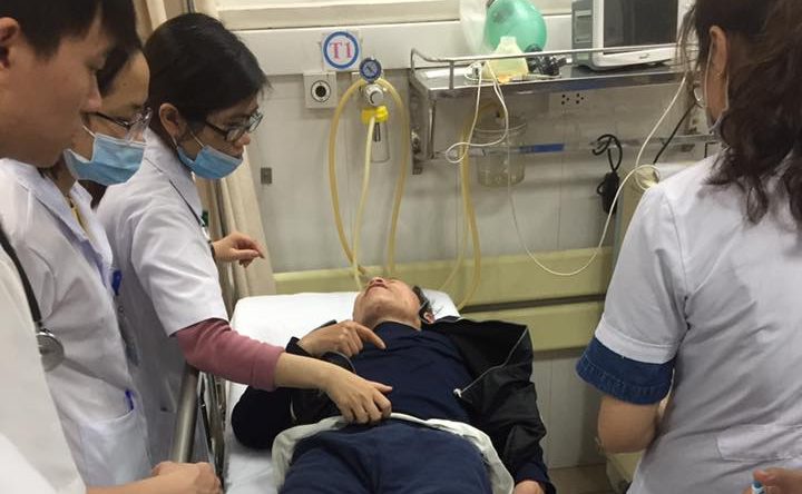 Nhà hoạt động Trương Dũng được cho là bị hành hung đến ngất xỉu tại cơ quan điều tra Bộ Công an được bạn bè đưa đến bệnh viện cấp cứu. Ảnh: Blog Nguyễn Tường Thụy