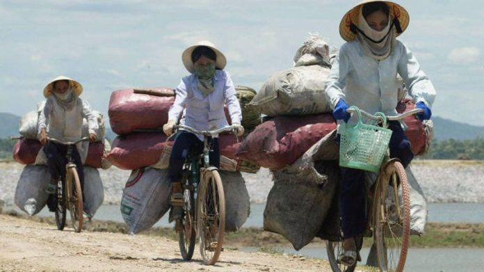 Hàng triệu phụ nữ Việt Nam vẫn phải làm các công việc nặng nhọc với thu nhập thấp trong khi vai trò của Hội Liên Hiệp Phụ Nữ Việt Nam chỉ là “bù nhìn”. Ảnh: Getty Images