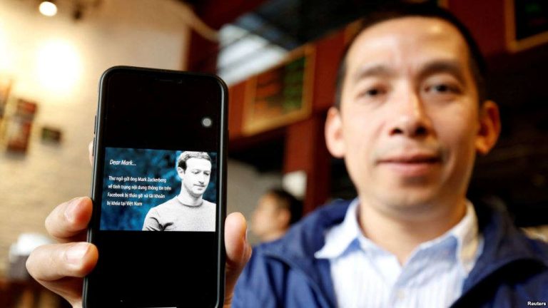 Nhà hoạt động Lã Việt Dũng và bức thư gửi cho ông Mark Zuckerberg, Hà Nội, ngày 10/4/2018. Ảnh: Reuters