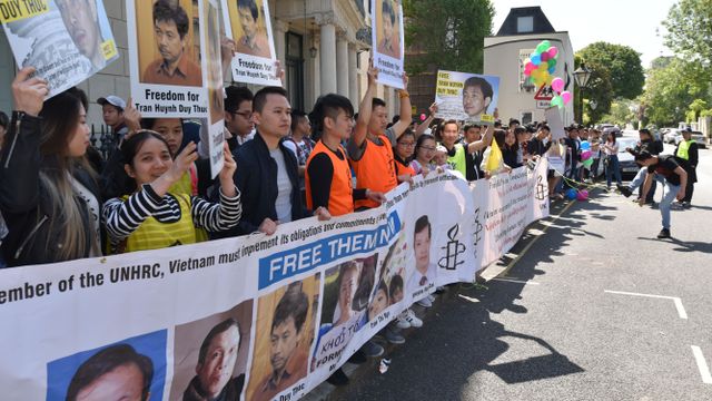 Hơn 200 thanh niên, sinh viên VN biểu tình cùng Tổ chức Ân Xá Quốc Tế (Amnesty International) trước Tòa Đại sứ CSVN tại London nhân ngày Nhân quyền Việt Nam 20/5/2018.