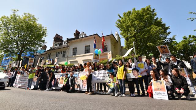 Một phần của đoàn biểu tình đứng sát rào đại sứ quán CSVN.