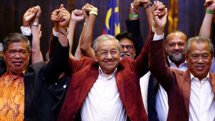 Mahathir Mohamad (đứng giữa), cựu Thủ tướng Malaysia và là ứng cử viên Liên minh đối lập đã giành chiến thắng sau cuộc bầu cử ngày 9/5/2018. Ảnh: Lai Seng Sin / Reuters