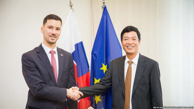 Đại sứ VN tại Slovakia Dương Trọng Minh và Quốc vụ khanh Slovakia, Lukas Parizek. Ảnh VOA (web screenshot)