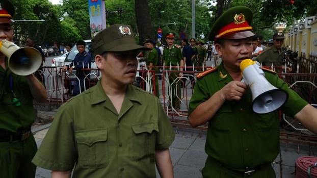 Một vụ dẹp biểu tình tại Hà Nội có sự tham gia của lực lượng dân phòng (trái). 5/2014. Ảnh: AFP