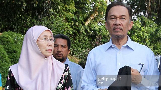 Bà Wan Azizah Wan Ismail (trái), vợ của lãnh đạo PH Anwar Ibrahim (phải), vừa được bầu làm phó thủ tướng. Ảnh: Kamarul Akhir/AFP/Getty Images.