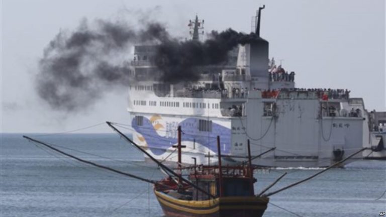 Một chiếc tàu chở công nhân Trung Quốc rời cảng Vũng Áng, tháng Năm 2014. Ảnh: AP