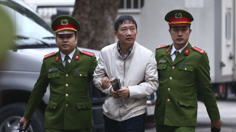 Trịnh Xuân Thanh bị dẫn ra tòa ở Hà Nội, 24 tháng Giêng 2018. Ảnh: AP