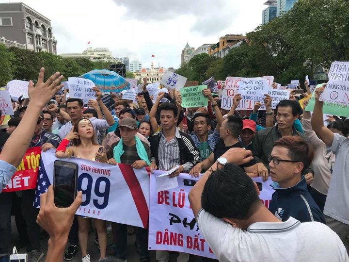 Một cuộc biểu tình vô cùng đông đảo, qui tụ mọi thành phần dân chúng nhằm chống Dự Luật Đặc Khu và An Ninh Mạng tại Sài Gòn hôm 10 tháng Sáu, 2018.