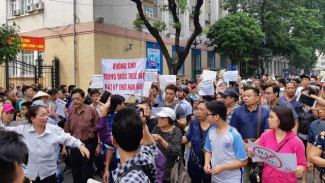 Một cuộc biểu tình chống Dự luật đặc khu và Luật an ninh mạng ở Hà Nội ngày 10/6/2018. Ảnh: AFP