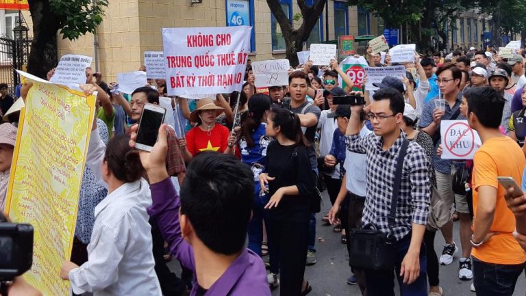 Người biểu tình ở Hà Nội phản đối dự luật Đặc khu, ngày 10/6/2018. Ảnh: Reuters