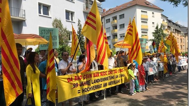 Đồng bào biểu tình phản đối Dự luật đặc khu trước Lãnh sự quán CSVN tạii Frankfurt, Đức Quốc hôm 10/6/2018