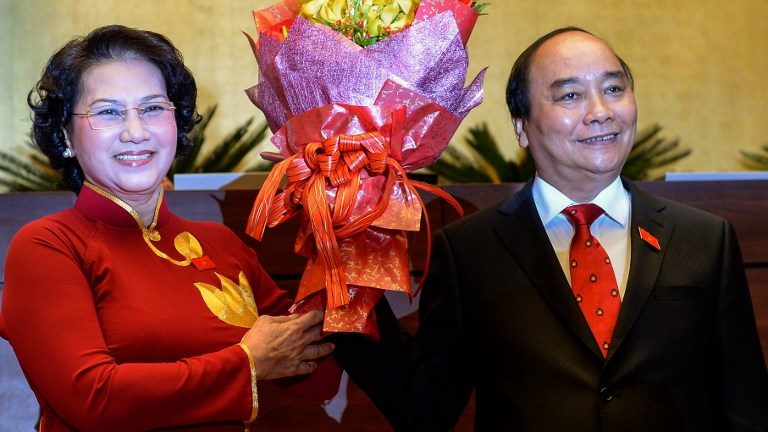 Chủ tịch Quốc hội bà Nguyễn Thị Kim Ngân và Thủ tướng ông Nguyễn Xuân Phúc nói luôn lắng nghe dân nhưng vừa ra luật an ninh mạng nhằm khóa mồm dân. Ảnh: AFP