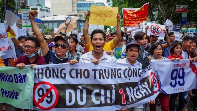 Hàng ngàn người dân Sài Gòn biểu tình chống luật đặc khu vào ngày 10/6/2018, trước khi luật an ninh mạng được thông qua ngày 12/6/2018. Ảnh: AFP