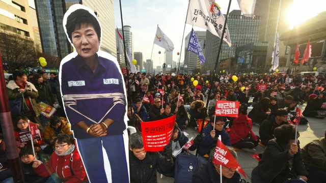 Các cuộc biểu tình ròng rã của hàng triệu người Hàn Quốc cuối năm 2016, đầu năm 2017 đã làm Tổng thống nước này, bà Park Geun-Hye, mất ghế. Ảnh: Getty