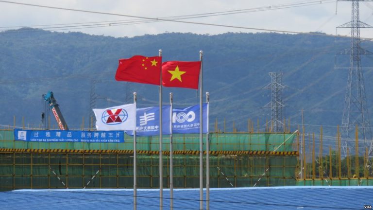 Quốc kỳ Trung Quốc tung bay tại Nhà máy Nhiệt điện Vĩnh Tân 1, và sẽ còn bay phấp phới ở khu vực xung yếu này trong hàng chục năm tới. Ảnh: Lê Anh Hùng/VOA