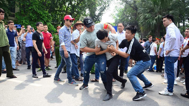 Người biểu tình bị an ninh bắt hôm 10 tháng Sáu, 2018. Ảnh: FB Lê Nguyễn Hương Trà