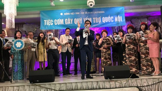 Không khí sôi động khi mọi người cùng nhạc sĩ Trúc Hồ đồng hát vang các bài ca rực lửa đấu tranh đồng hành cùng đồng bào quốc nội.