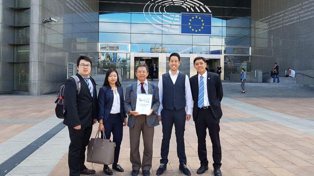 Các thành viên của phái đoàn về phía người Việt trước Quốc Hội Âu Châu tại Brussels, Vương Quốc Bỉ.