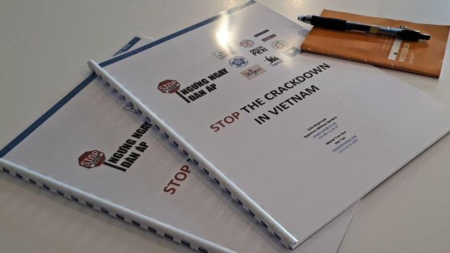 Tập tài liệu Stop the Crackdown in VN (Ngưng Ngay Đàn Áp tại VN) đã được trao đến các vị Dân biểu Quốc Hội Âu Châu.