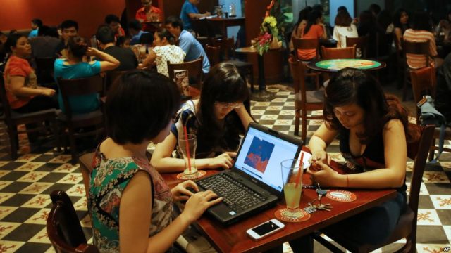 Người dân Việt Nam sử dụng internet ngày càng nhiều cho giải trí, làm việc và học tập. Ảnh: AP