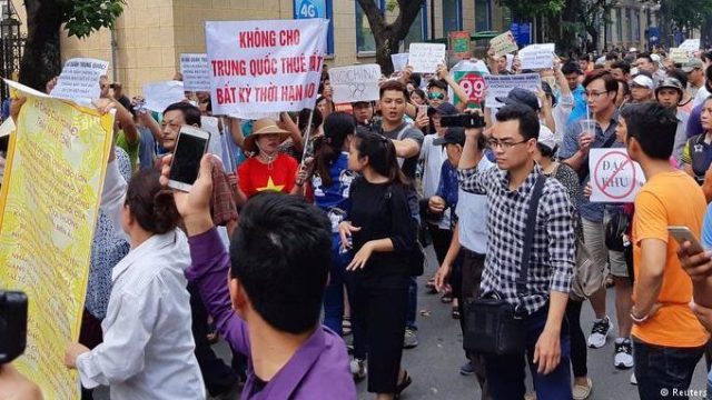 Người biểu tình ở Hà Nội phản đối dự luật Đặc khu, ngày 10/06/2018. Ảnh: Reuters