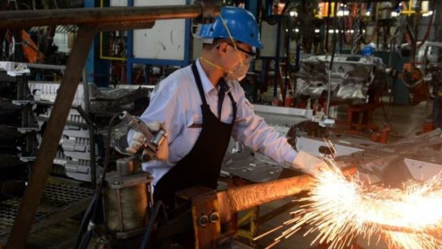 Công nhân ở Việt Nam khi thất nghiệp hay về hưu chỉ trông chờ vào “Quỹ Bảo Hiểm Xã Hội.” Ảnh: Getty Images