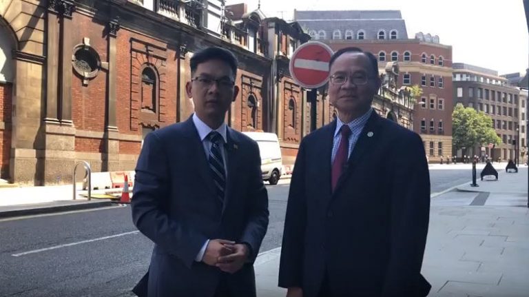 Ông Lý Thái Hùng (phải), Tổng Bí Thư Đảng Việt Tân trao đổi với anh Thanh Trần về Luật An Ninh Mạng hôm 1/7/2018 tại London, Anh Quốc.