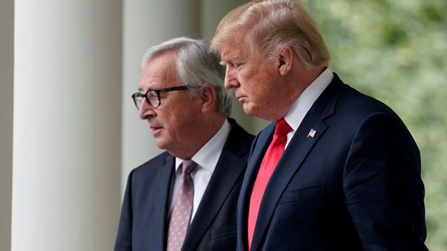 Tổng thống Mỹ Donald Trump (P) và chủ tịch Ủy Ban Châu Âu Jean-Claude Juncker, nói về thương mại song phương trong cuộc họp báo tai Nhà Trắng, ngày 25/07/2018. Ảnh: REUTERS/Joshua Roberts