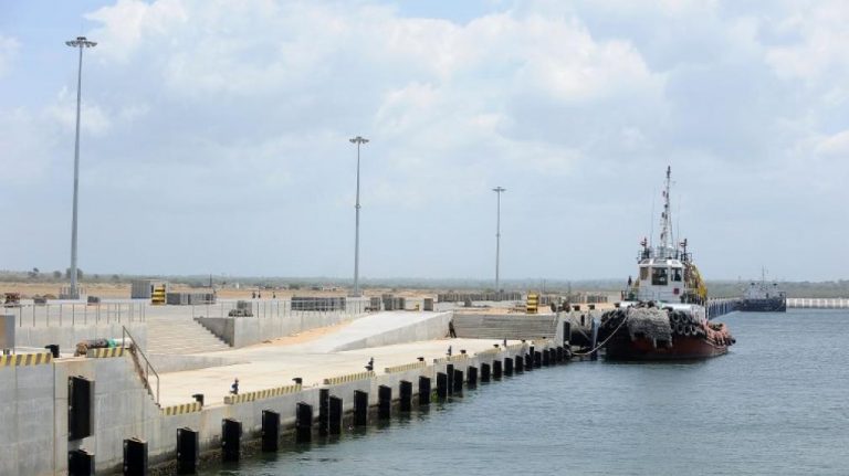 Cảng biển Hambantota mà Sri Lanka cho Trung Quốc thuê 99 năm. Ảnh: AFP