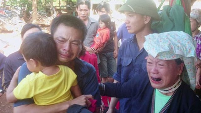 Tử tù nông dân Đặng Văn Hiến ôm con thơ trong nước mắt. Ảnh: FB Quốc Ấn Mai