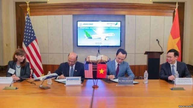 Phó Thủ tướng Việt Nam Vương Đình Huệ (bìa phải) chứng kiến thỏa thuận Bamboo Airways mua 20 máy bay Boeing của Mỹ hôm 25/6/2018 tại Washington. Ảnh: VietnamNews