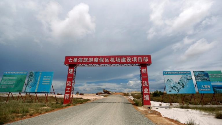 Lối vào một sân bay do tập đoàn Trung Quốc Union Development Group xây dựng ở Koh Kong, Cam Bốt, từ đây có thể đi thẳng đến các bãi biển Sihanoukville. Ảnh: Reuters/Samrang Pring