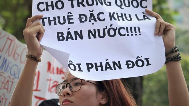 Sinh viên Trương Thị Hà trong buổi biểu tình ôn hoà tại Sài Gòn ngày 10/6/2018.