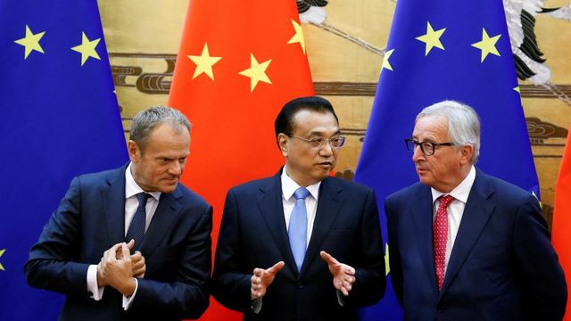 Chủ tịch Hội đồng Châu Âu Donald Tusk, thủ tướng Trung Quốc Lý Khắc Cường, chủ tịch Ủy ban Châu Âu Jean-Claude Juncker tại Bắc Kinh ngày 16/07/2018. Ảnh: REUTERS/Thomas Peter