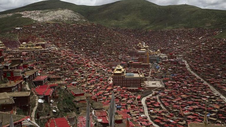 Toàn cảnh quần thể tu viện Tây Tạng Lạc Nhược Hương (Larung Gar) trước đây, nay đang bị Trung Quốc cưỡng chế giải tỏa. Ảnh: Wikimedia