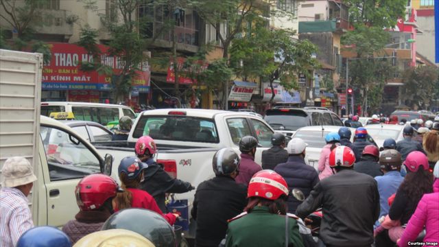 Cảnh ùn tắc thường xuyên xẩy ra trên các đường phố ở Hà Nội dịp giáp Tết, kể cả trên các tuyến đường một chiều. Ảnh: VOA