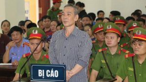 Nhà hoạt động dân quyền Lê Đình Lượng tại phiên tòa ở Nghệ An hôm 16/8/2018. Ảnh: AFP
