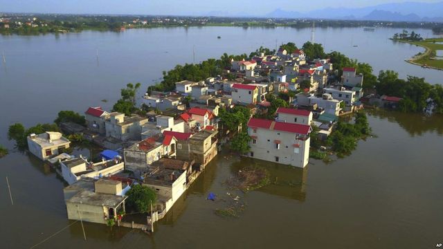 Hình chụp hôm 22/7/2018: Một làng ở ngoại thành Hà Nội bị ngập lụt. Ảnh: AFP