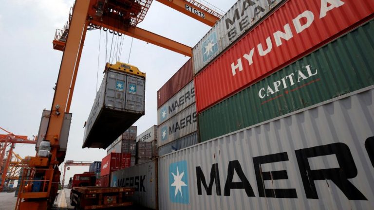 Tại một cảng ở Hải Phòng. Xuất khẩu của Việt Nam sẽ bị tác động của chiến tranh thương mại Mỹ-Trung. Ảnh: Reuters