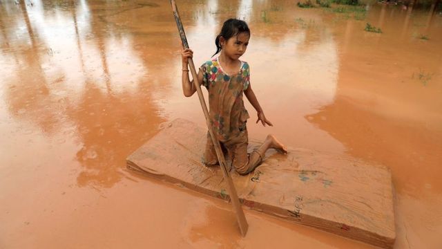 Một bé gái dùng tấm nệm làm phao chống chọi với nước lũ sau khi đập thủy điện Xe-Pian Xe-Namnoy ở tỉnh Attapeu bị vỡ. Ảnh chụp ngày 26/07/2018. Ảnh: REUTERS/Soe Zeya Tun