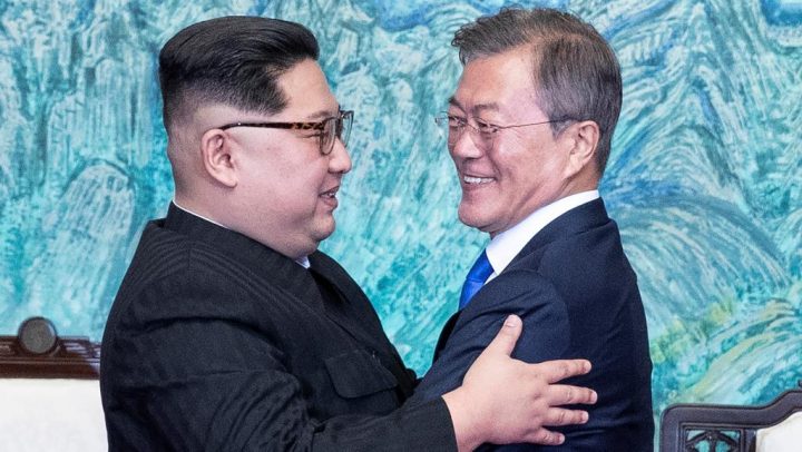 Lãnh đạo Bắc Triều Tiên, Kim Jong Un(trái) và Tổng thống Hàn Quốc Moon Jae In tại cuộc họp thượng đỉnh ngày 27/04/2018. Reuters